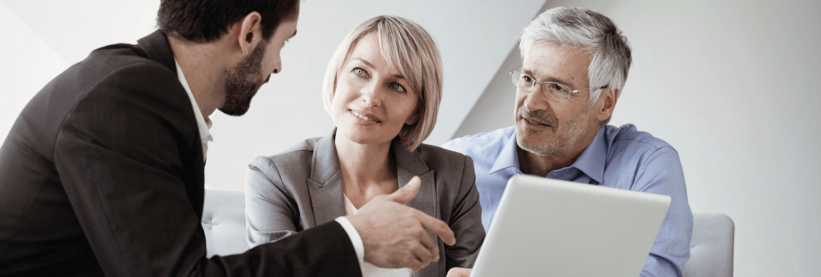 professional-newsletter-in-discussions-with-customers-1600x540